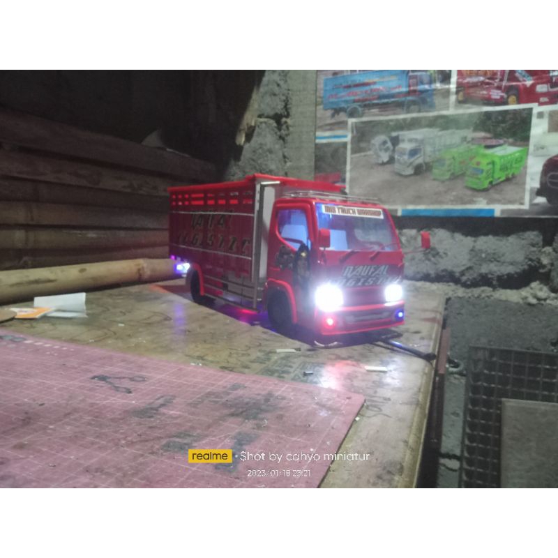 miniatur truk  Isuzu giga maupun canter skala 1/12