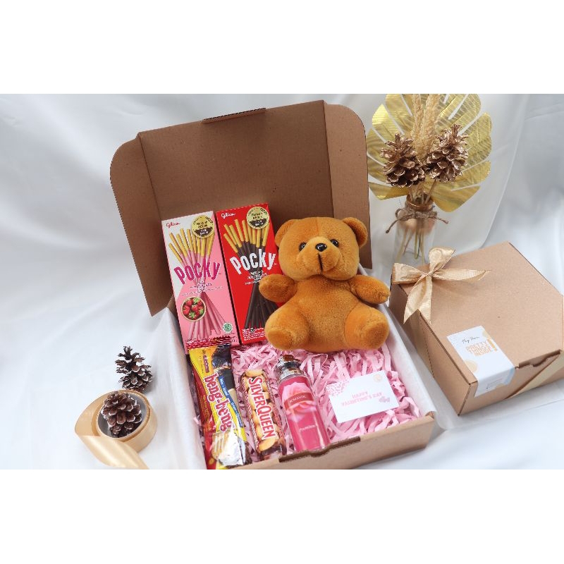 

KADO ULANG TAHUN CEWEK / GIFT BOX WISUDA / KADO ANNIVERSARY / HAMPERS HIJAB / KADO VALENTINE / KADO ULANG TAHUN PACAR / KADO JAM TANGAN / KADO TAS / HADIAH GRADUATION / HADIAH BIRTHDAY / HADIAH PERNIKAHAN WEDDING / HADIAH BUAT ISTRI