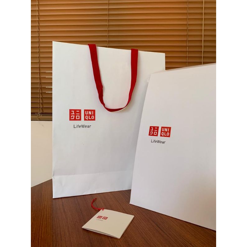 

Uniqlo gift box Preloved