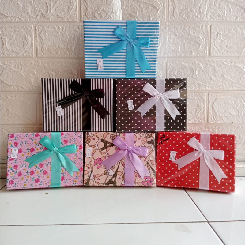 

Kotak kado Gift Box Hadiah 16x11x4cm