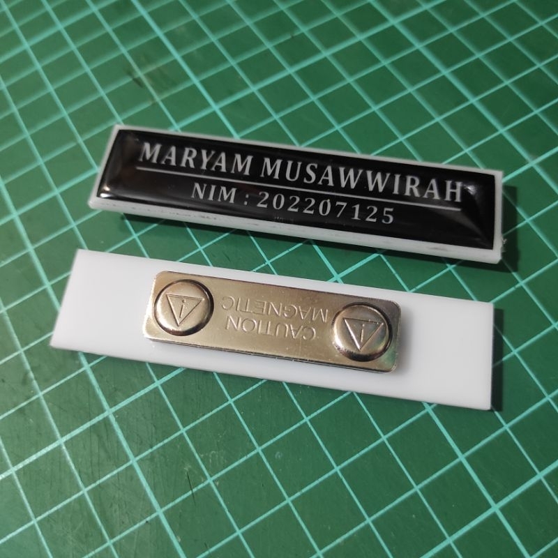 

papan nama dada akrilik / nametag akrilik magnet