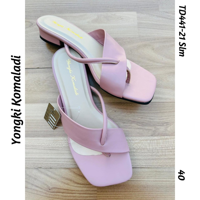 Yongki Komaladi Sandal Pink Cantik