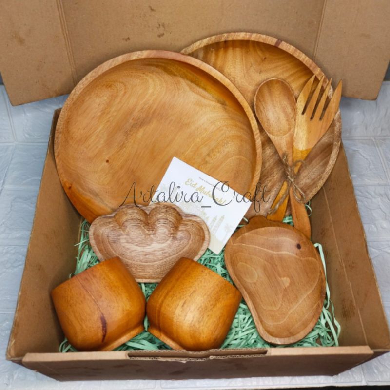 

Alat Makan Lengkap / Hampers Kayu / Hampers Nikah / Hampers Souvenir / Kado Ulang Tahun