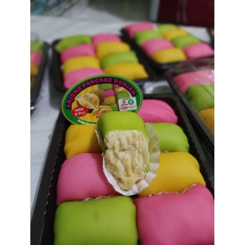 

PANCAKE DURIAN MINI 8 PCS Dari Daging durian asli dengan sedikit cream dijamin rasa durian terasa