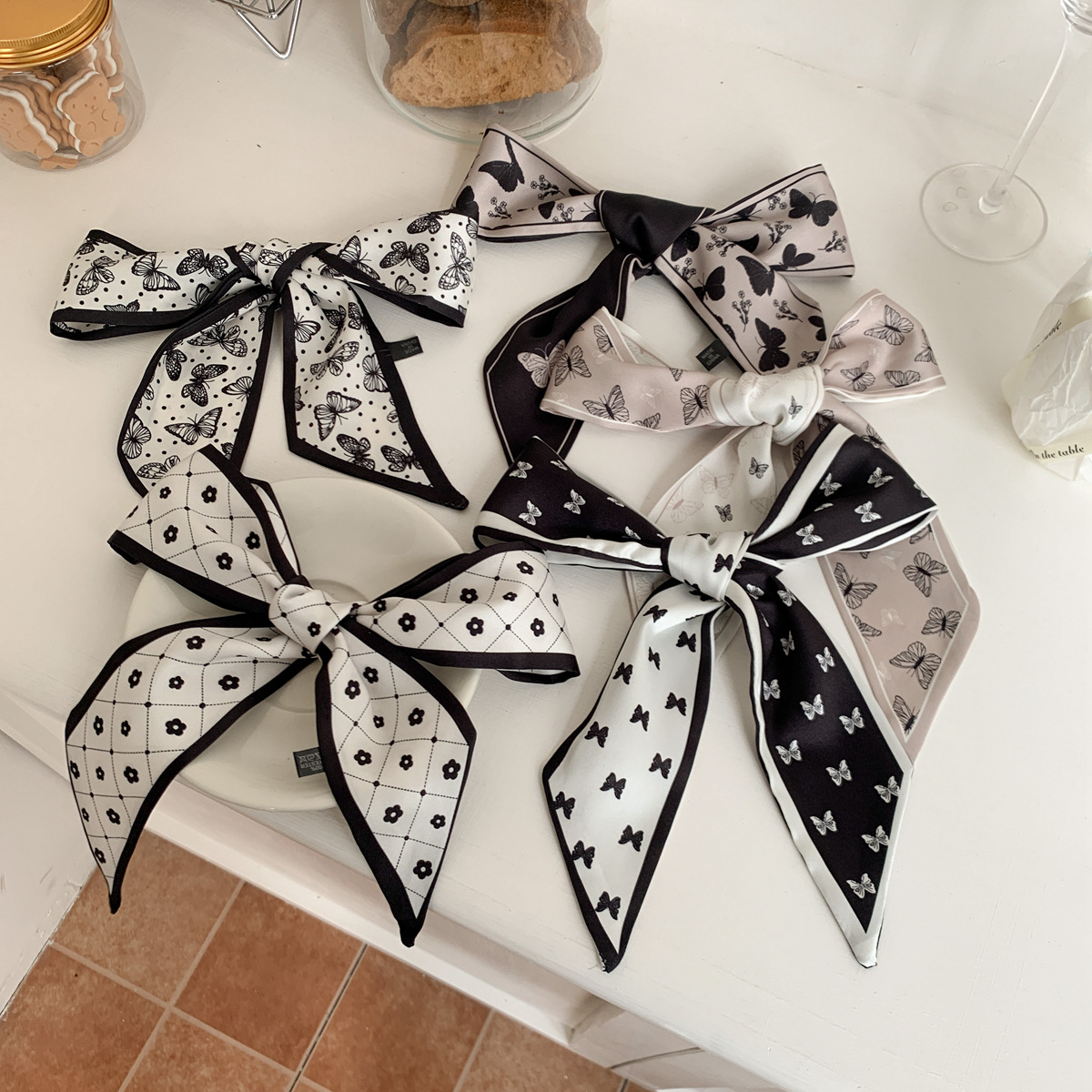 SYAL RETRO MOTIF KUPU KUPU-KUPU BLACK AND WHITE SELENDANG BUTTERFLY PATTERN SCARF LEHER KEPALA LUCU CUTE HEAD NECK BAG TWILLY SHAWLY TAS PANJANG LONG STRIP KAIN LEMBUT SATIN SILK SOFT FABRIC FAIRY BANDA PUTIH HITAM AKSESORIS RAMBUT