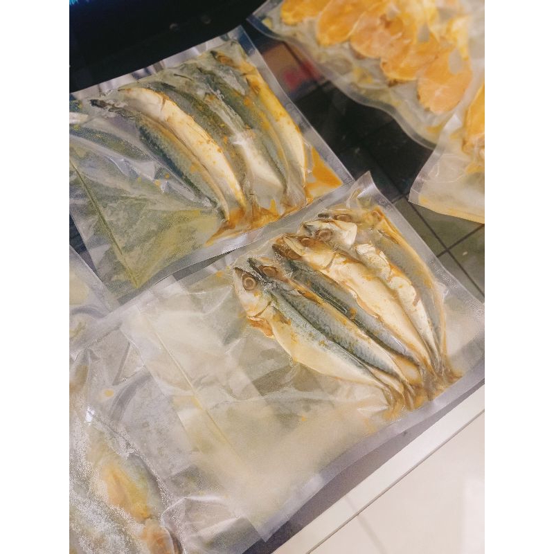 

ikan dan ayam frozen bumbu kuning siap goreng