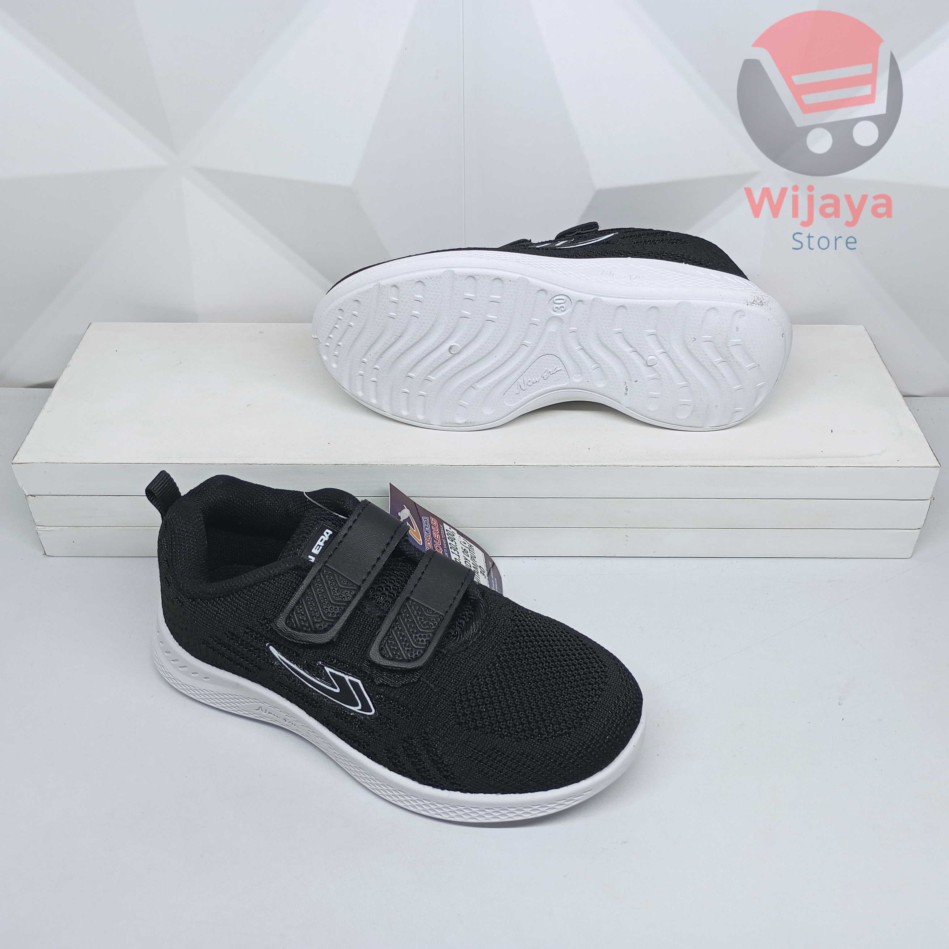 Sepatu Sekolah Anak New Era 29-33 Desain Sneaker Hitam Polos Putih dengan Strap Velcro dan Magnet yang Praktis CINDY CRISTAL MAGNETI ALISA ALPHARD