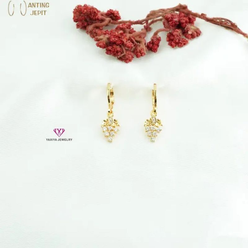 anting jepit anggur mata lapis emas 18k