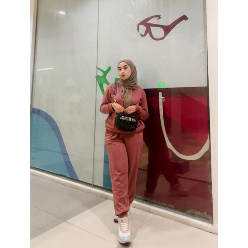 One Set Uniqlo (sweater dan training)