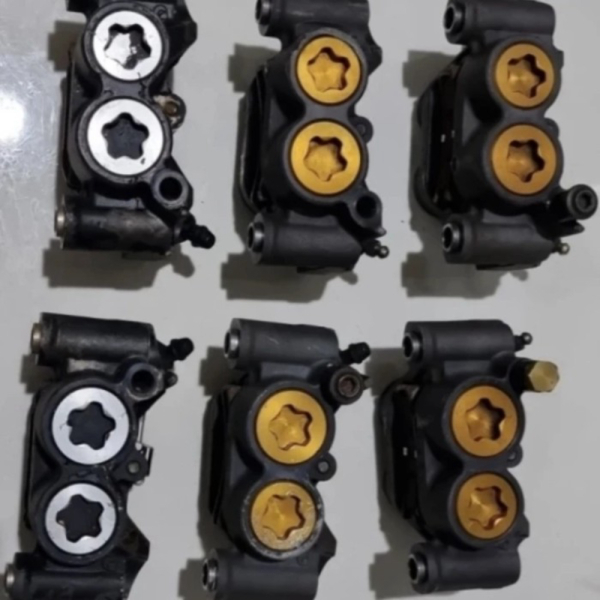 {Bekas} kaliper depan Sumitomo Yamaha YZF R6 Fazer 600 4 piston kiri kanan - kiri Diskon