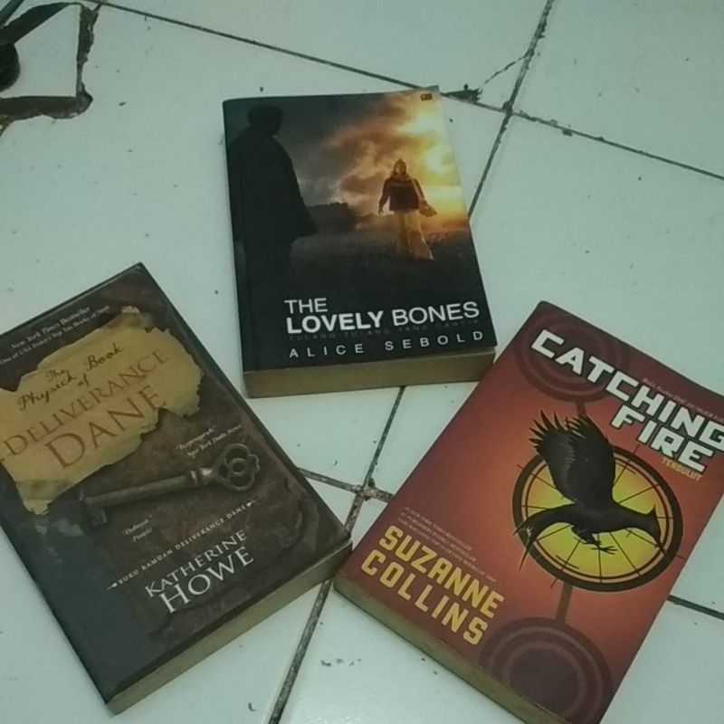 CABUTAN NOVEL PHYSIK BOOK OF DELIVERANCE DANE/THE LOVELY BONES BY ALICE BONES/ CATCHING FIRE BY SUZA