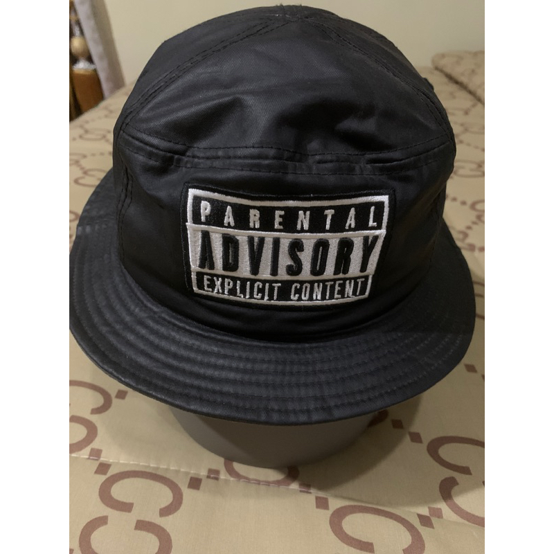 Topi bucket sekon “Parental Advisory” dr Advisory
