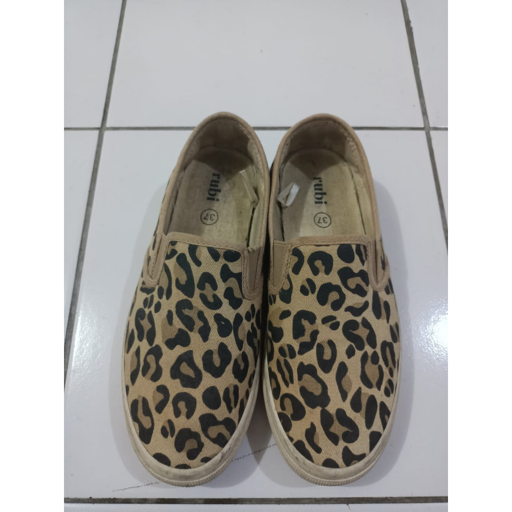 PRELOVED RUBI SLIP ON LEOPARD size 37