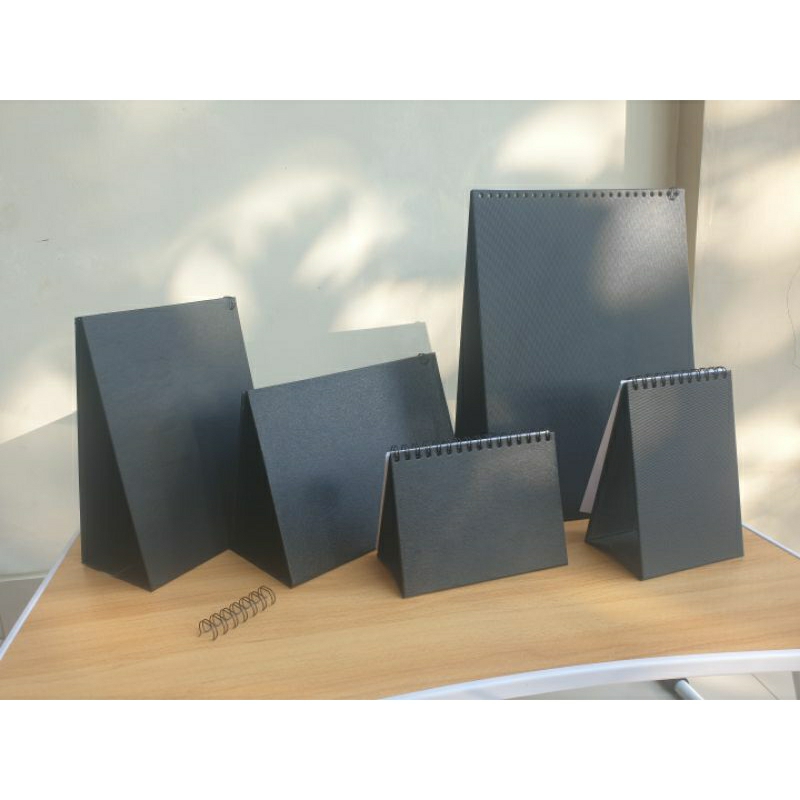 

dudukan kelender meja ukuran a4 a5 a6, landscape dan portrait, bahan tebal dan kuat, isian GB30