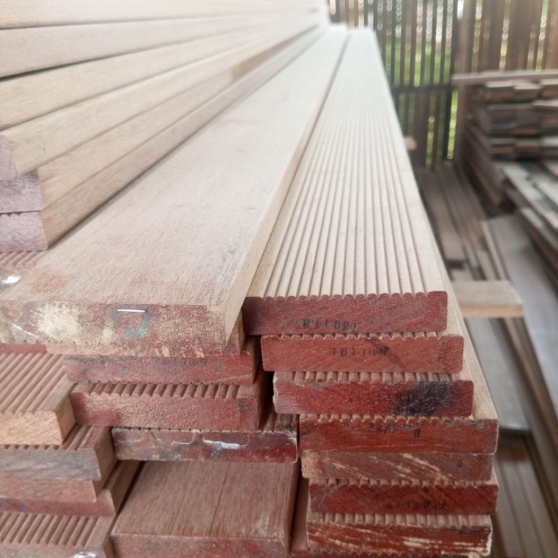 Papan Decking Kayu Kamper Kalimantan Oven Kering Halus Anti Selip 2 x 9 x 270 - 420 cm