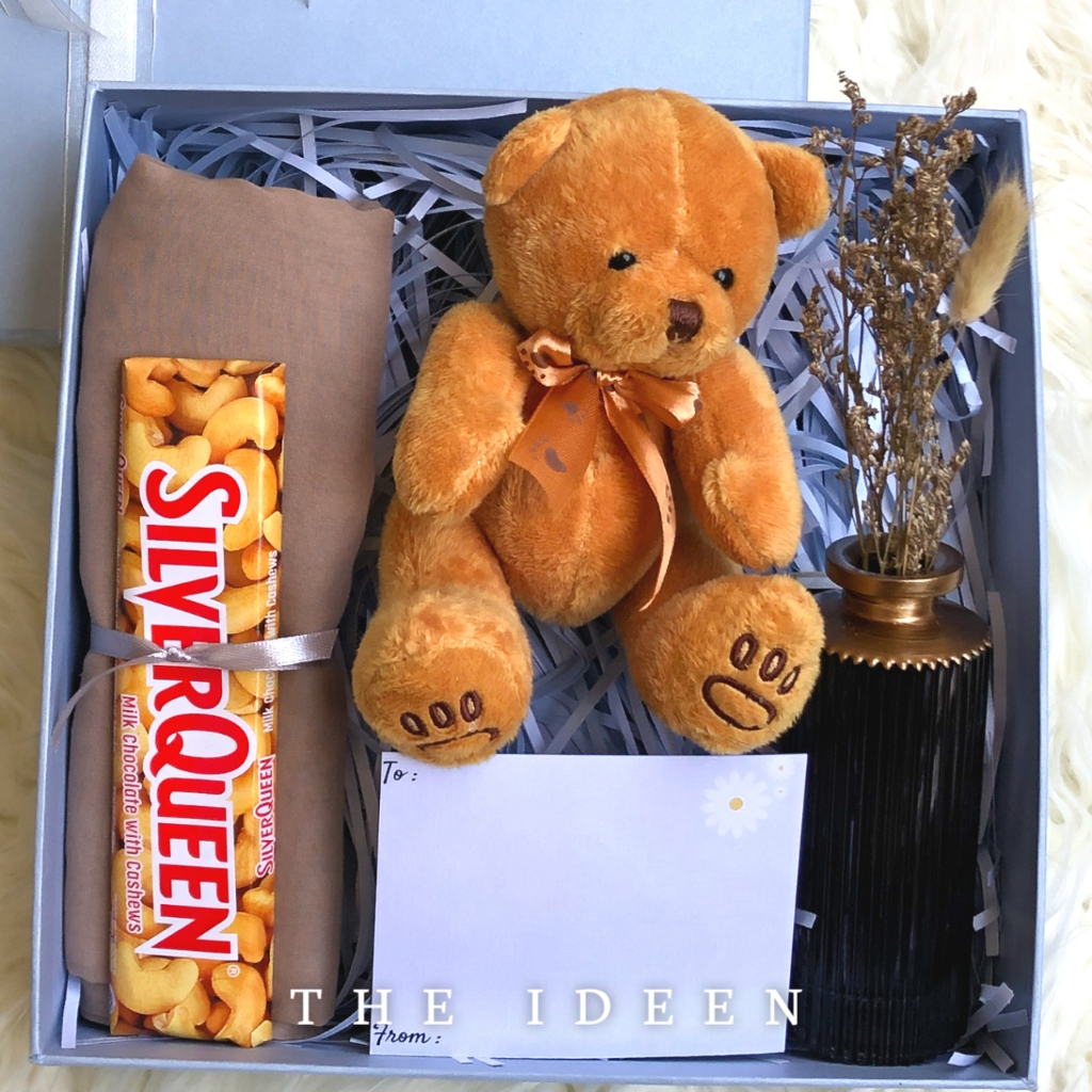 THE IDEEN - 008-05 | HAMPERS BIRU CEWEK HIJAB SEGIEMPAT TEDDY BEAR VAS BUNGA FREE KARTU UCAPAN | GIFT SET HARD BOX PREMIUM | KADO HARI GURU WISUDA GRADUATION ANNIVERSARY PERNIKAHAN ULANG TAHUN | BINGKISAN PARSEL SOUVENIR HADIAH WEDDING LEBARAN IDUL FITRI