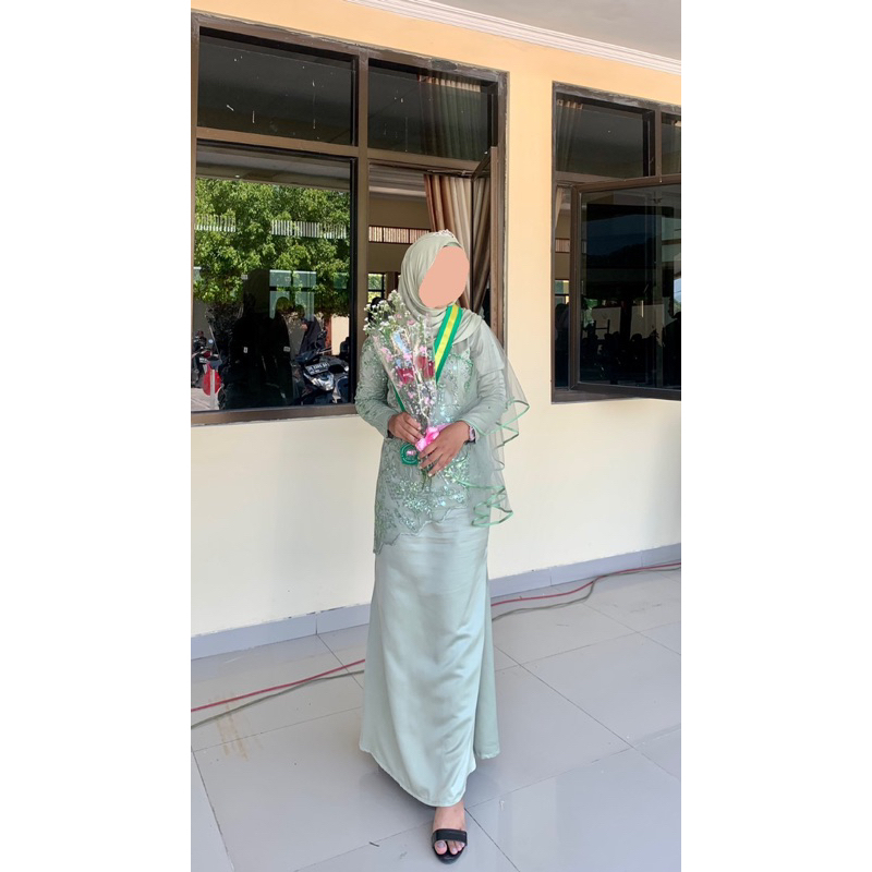 KEBAYA WISUDA SAGE GREEN