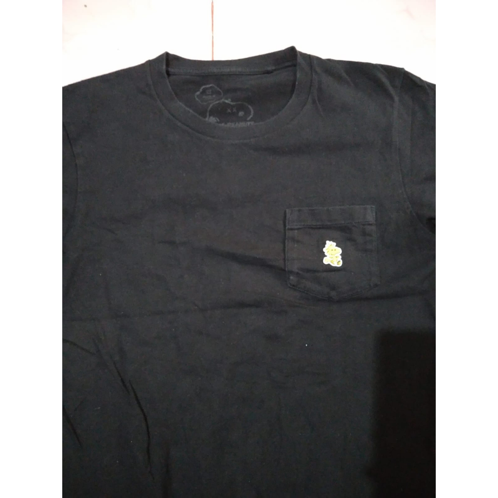 Kaos uniklo x peanut kaws pocket second original