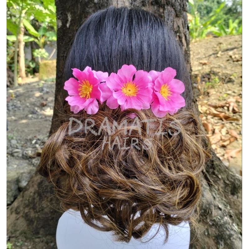 Sanggul Sirkam Keriting Warna Mix Blonde Ukuran Wanita Dewasa Lengkap dengan Asesoris Bunga Sakura