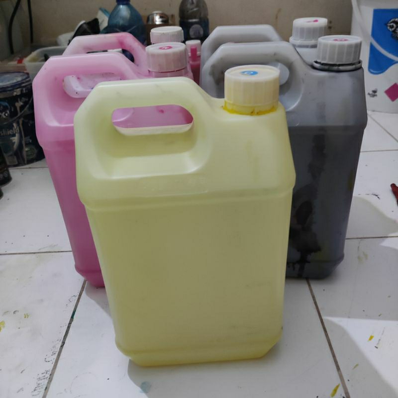 Jerigen 5Liter Bekas pewarna Sudah termasuk tutup