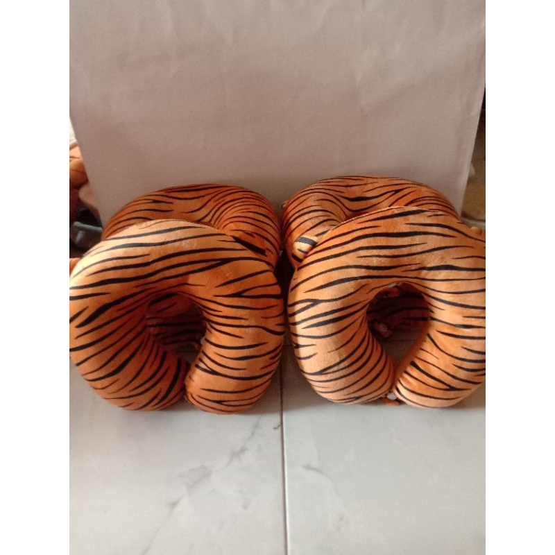 Bantal leher motif bantal leher karakter macan bantal leher empuk lembut bantal leher pake kancing virall murah