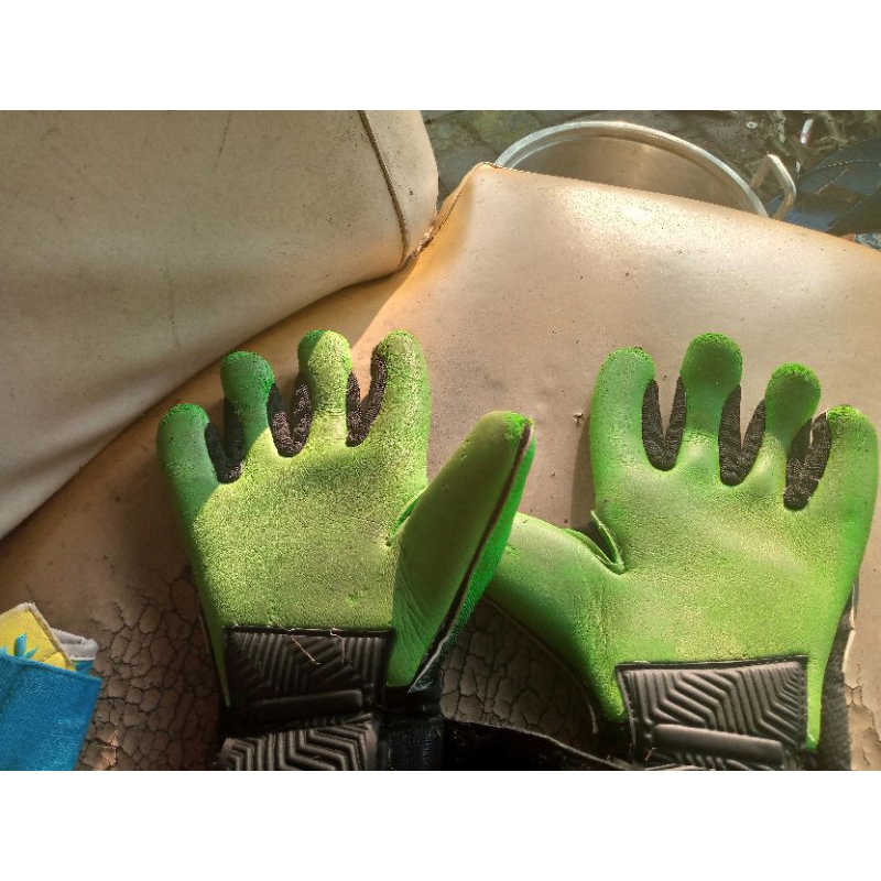 sarung tangan kiper j4s size 8 fit 9 ( 85 persen kondisi )
