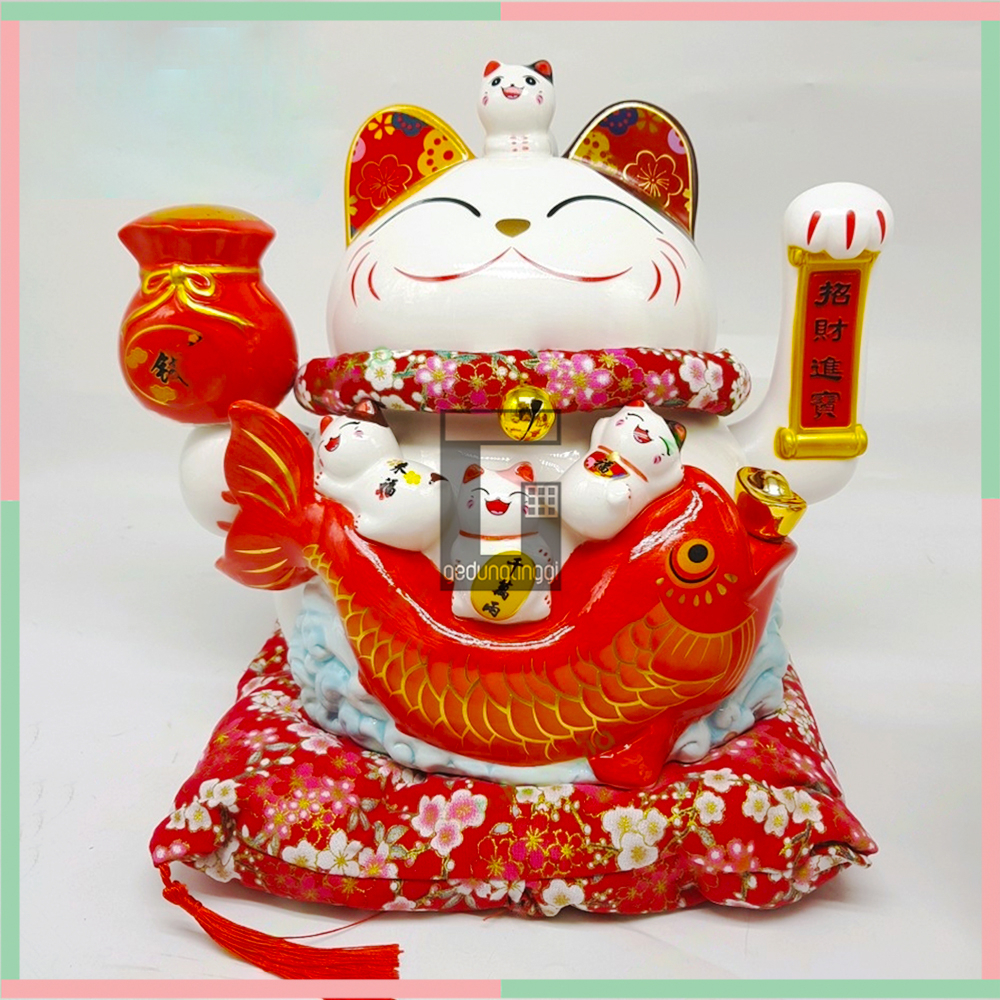 Pajangan Patung Hiasan Boneka Dekorasi Kucing Bawa Panggil Rejeki Rezeki Hoki Maneki Neko Maneko Neki ManekiNeko Lucky Cat Keberuntungan Keramik Merah Baterai Batrai Batre Listrik Tangan Goyang Gerak Meja Etalase Toko Resto Cafe Cina China Jepang Besar XL