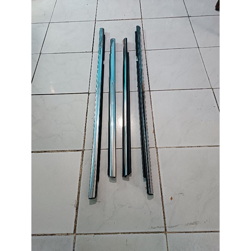 pelipit kaca APV chrome original
