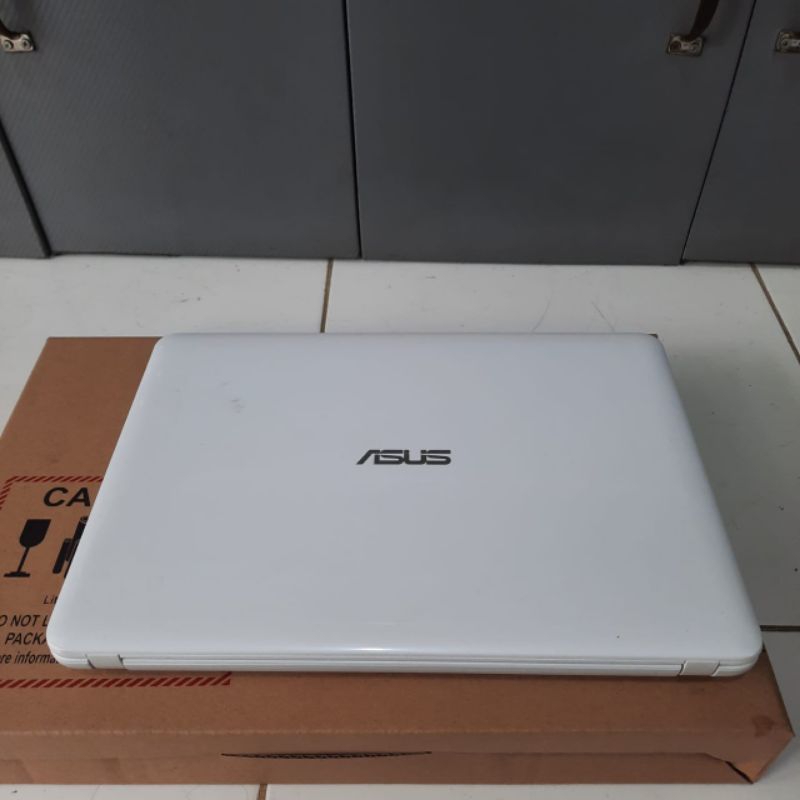 Laptop  Asus X441UV Cor i3-6006U Ram 4GB HDD 500GB dobleVga Nvdia Geforce 920Mx dedicated 2GB Windows 10 desain editing siap pakai