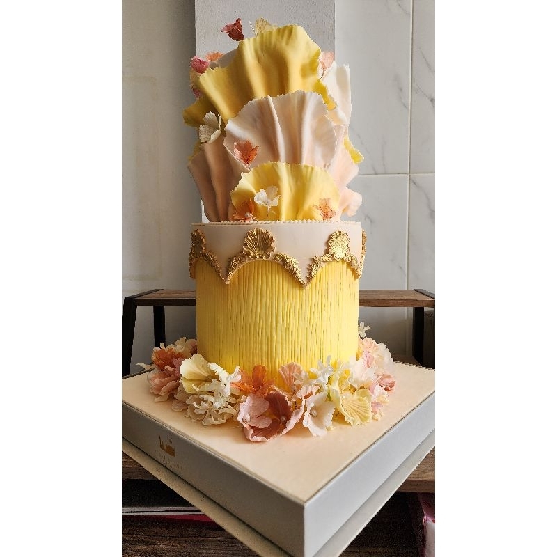 

Sewa Kue Birthday/ Wedding CESTSIBON Cake 2 tier Mewah