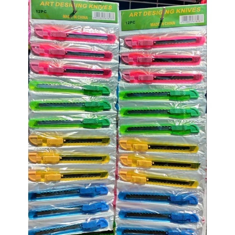

((ISI 12 PCS) PISAU CUTTER MEDIUM /PISAU CUTTER WARNA TRANSPARANT PIASU ANTI KARAT