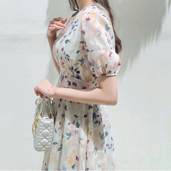 DRESS SIFON TERUSAN MIDI PANJANG BAWAH LUTUT MAXI ADA TALI IKAT PINGGANG NYAMBUNG BISA DIIKAT BELAKANG IKAT PITA TERLIHAT RAMPING LANGSING KERAH LEHER O NECK TANGAN LENGAN PENDEK KARET KEMBANG FLOWER FLOWERED FLORAL BAHAN SIFON DASAR PUTIH IMPORT IMPOR