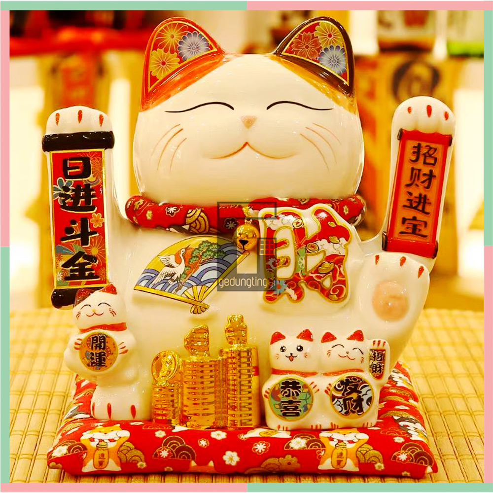 Pajangan Hiasan Patung Boneka Kucing Hoki Rejeki Lucky Cat Maneki Neko Maneko Neki Keberuntungan Keramik Ceramic Porselen China Cina Jepang Baterai Batre Batrai Batrei Listrik Ukuran Besar Big Size XL XXL 3XL Sedang Medium Kecil Small Toko Cafe Kafe Kasir