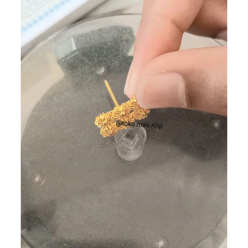 Anting emas 24K kadar 99,99%.