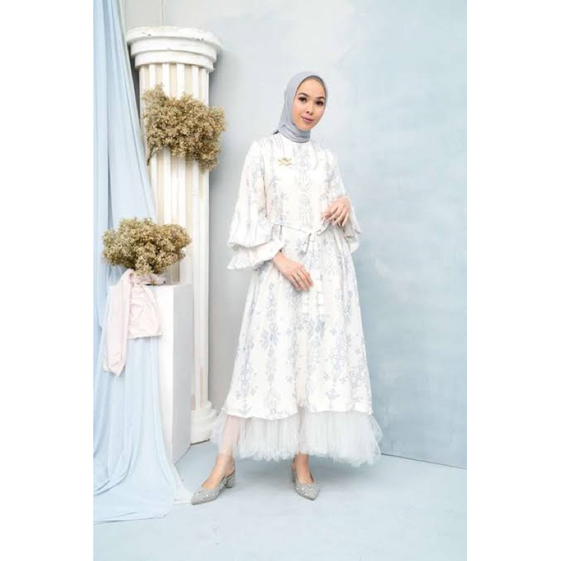 Lingga dress wearing klamby