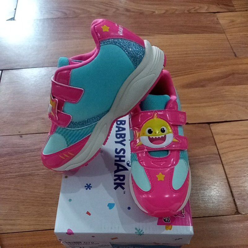 sepatu pinkfong babyshark run