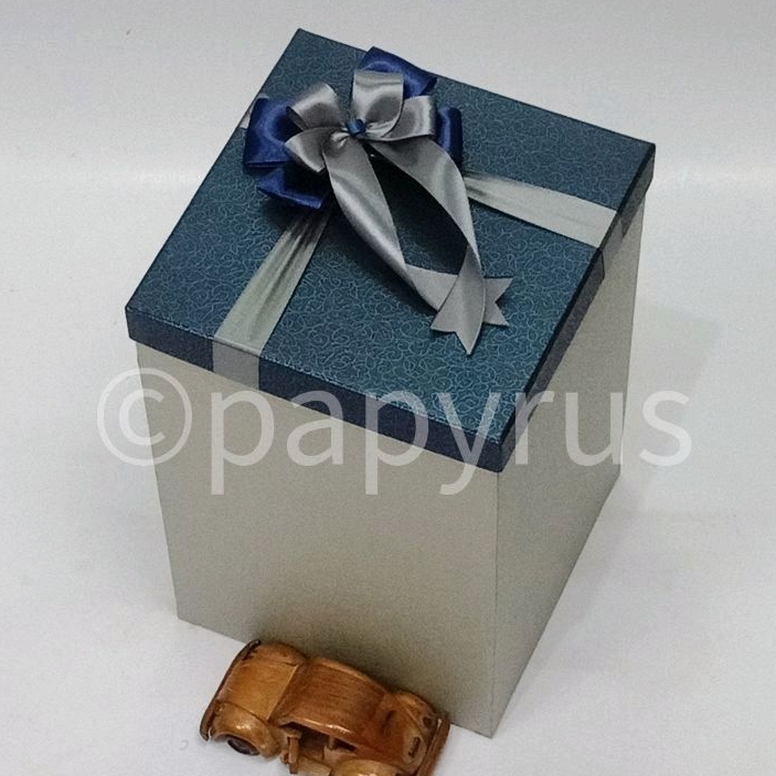 

PAPYRUS Kombinasi 20x20 Tinggi 30cm Kotak Kado Gift Box