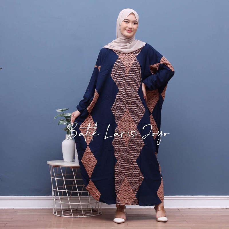 (GROSIR KLAMBI) Riyana Kaftan Rayon ● Paula Kaftan ● Bara Kaftan ● Kaftan Sari Bilbina SUPER Jumbo Big TERLARIS BUNDA HOME KAFTAN | BAHAN RAYON SUPER GRADE A | RESLETING DEPAN Jois Kaftan Home Daster Jumbo Motif Batik Bahan Rayon Bisa Cod Bunda