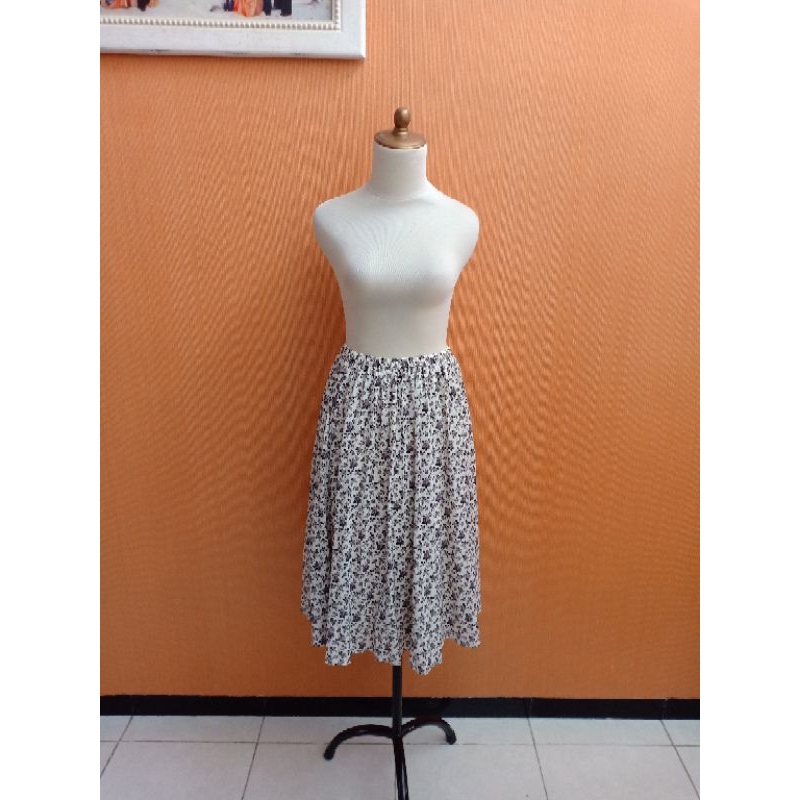 rok midi skirt wanita putih motif bunga hitam GU UNIQLO cewek S cute M karet pinggang L flare a line