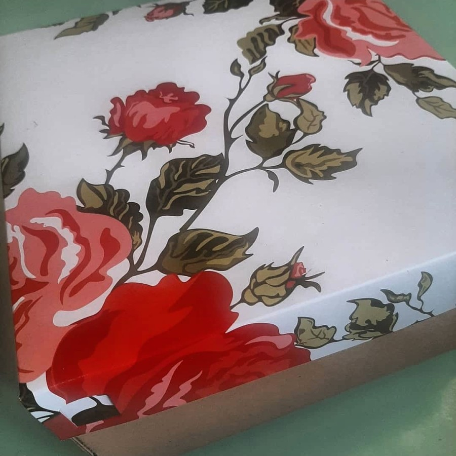 

(5 pcs) kardus kue tart ulang tahun dus bolu box chiffon cake kotak kemasan motif white rose ukuran 25x25