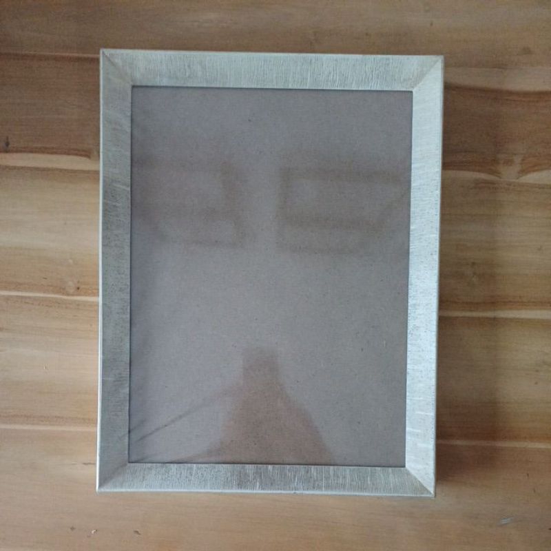 Pigura Foto cream ukiran 30x40 12R