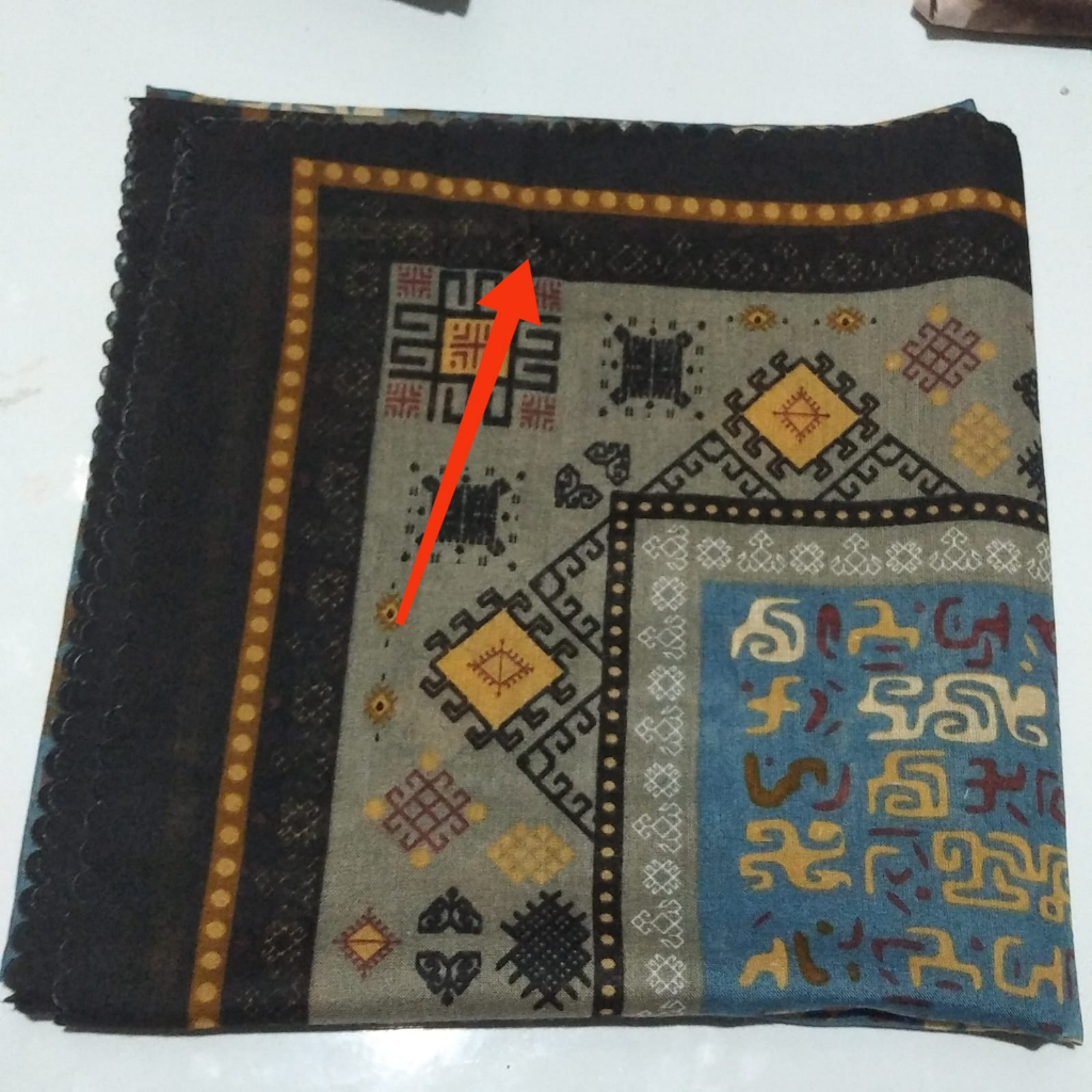 HIJAB SEGIEMPAT VOAL MOTIF RIJEK HALUS DIKIT