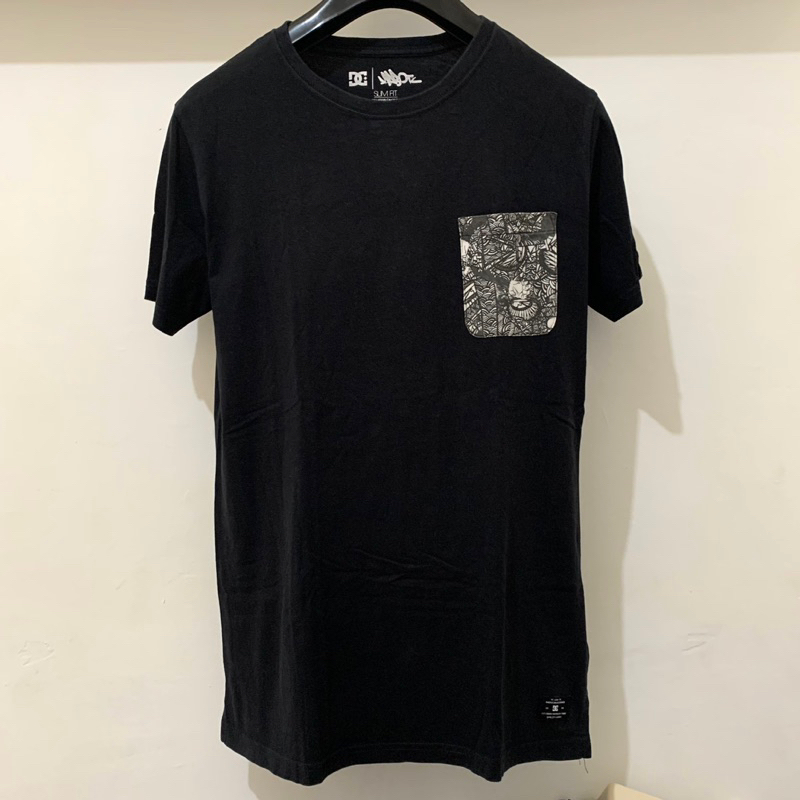 DC x Darbotz Black Pocket Tee | Kaos Polos Simple Grafik Distro Skate Pria