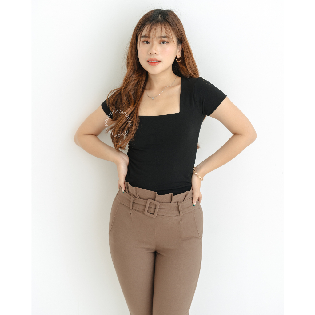 [HYERIES] Ari Top / Top Wanita / Basic Top Short Sleeves / Basic Tee / Atasan Polos Wanita Lengan Pendek / Atasan Kasual Wanita / Kaos Polos Leher Kotak / Bodysuit Wanita / Square Neck Top / Kaos Slimfit / Atasan Kerah Kotak / Atasan Korea / Korean Top