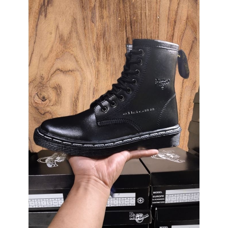 Free Box Sepatu Tinggi Dr. Martens Terlaris Black & With. Sepatu boots 8 Hole Dockmart. Sepatu Tingg