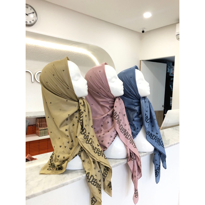 KERUDUNG SEGI EMPAT DEENAY IZUMI SCARVES