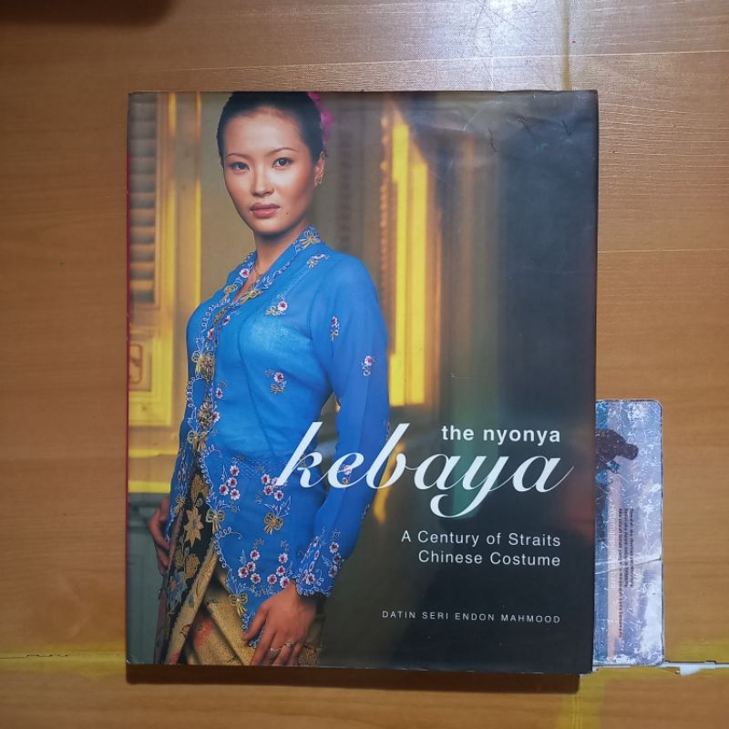 Buku the nyonya Kebaya A Century of Straits Chinese Costume
Datin Seri Endon Mahmood