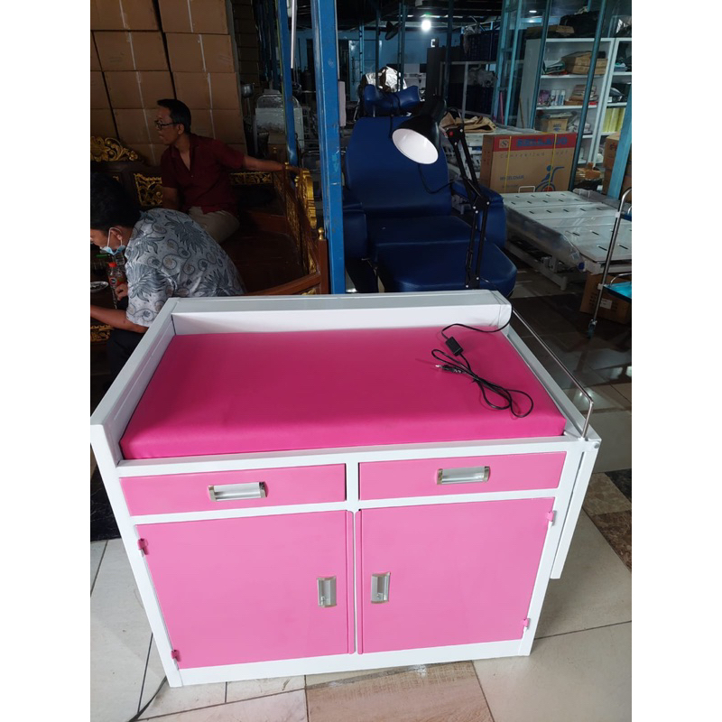 Meja Resusitasi Bayi plus Lampu Baby Table Plus Lampu Meja Resusitasi Bayi Besi