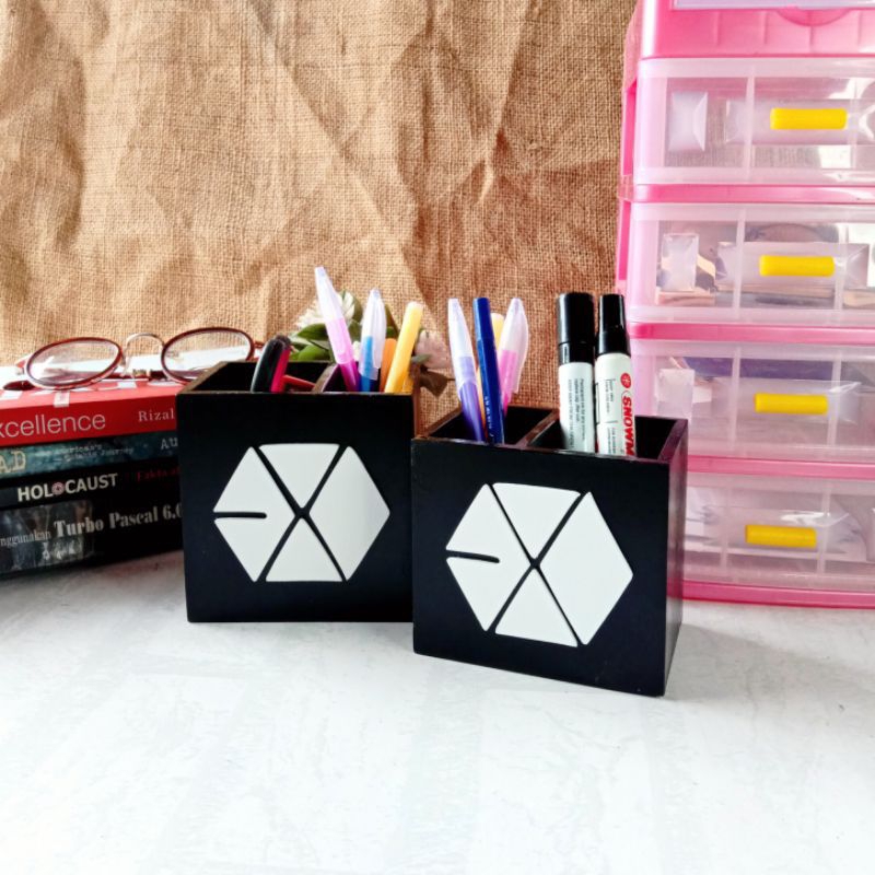 

Tempat Pensil EXO desain logo timbul Kpop hiasan dekorasi kamar