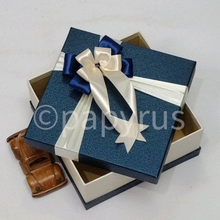 

PAPYRUS Sandwich 22,5x22,5 Tinggi 10cm Kotak Kado V2